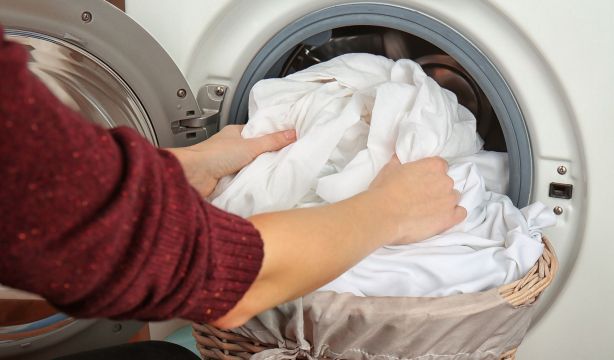 Poner la lavadora de madrugada es cosa del pasado: así han cambiado los precios de la luz desde 2021