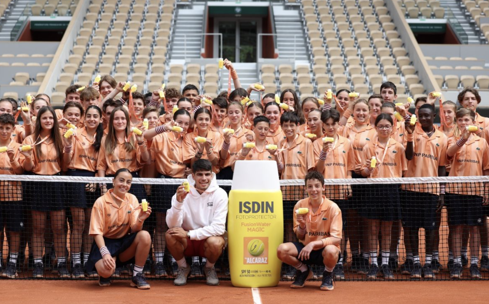 El tenista Carlos Alcaraz conciencia a los 'ballkids' de Roland Garros para fotoprotegerse del sol