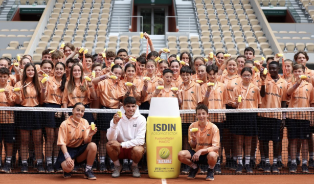 El tenista Carlos Alcaraz conciencia a los 'ballkids' de Roland Garros para fotoprotegerse del sol