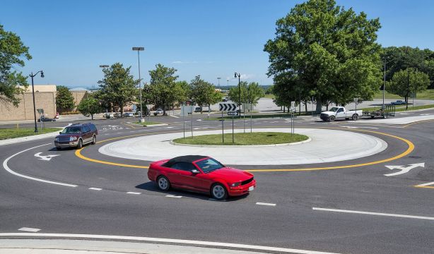La DGT aclara si debes poner o no los intermitentes en una rotonda