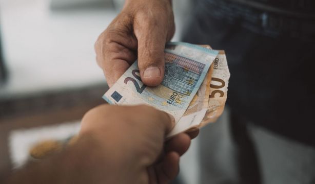 ¿Puede cobrarte el banco por darte el dinero de una herencia?