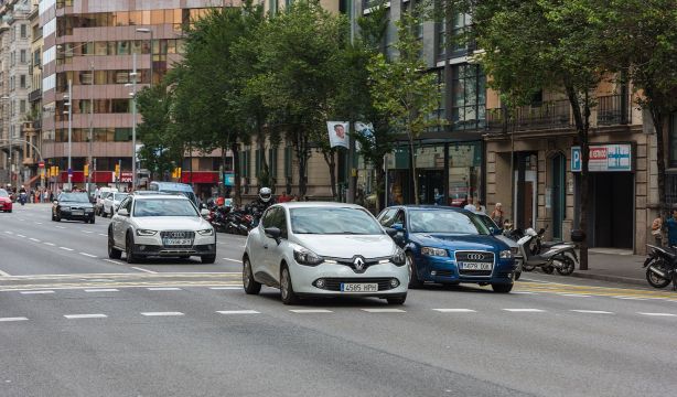 Duda aclarada: la DGT explica qué coche tiene la prioridad en un cruce