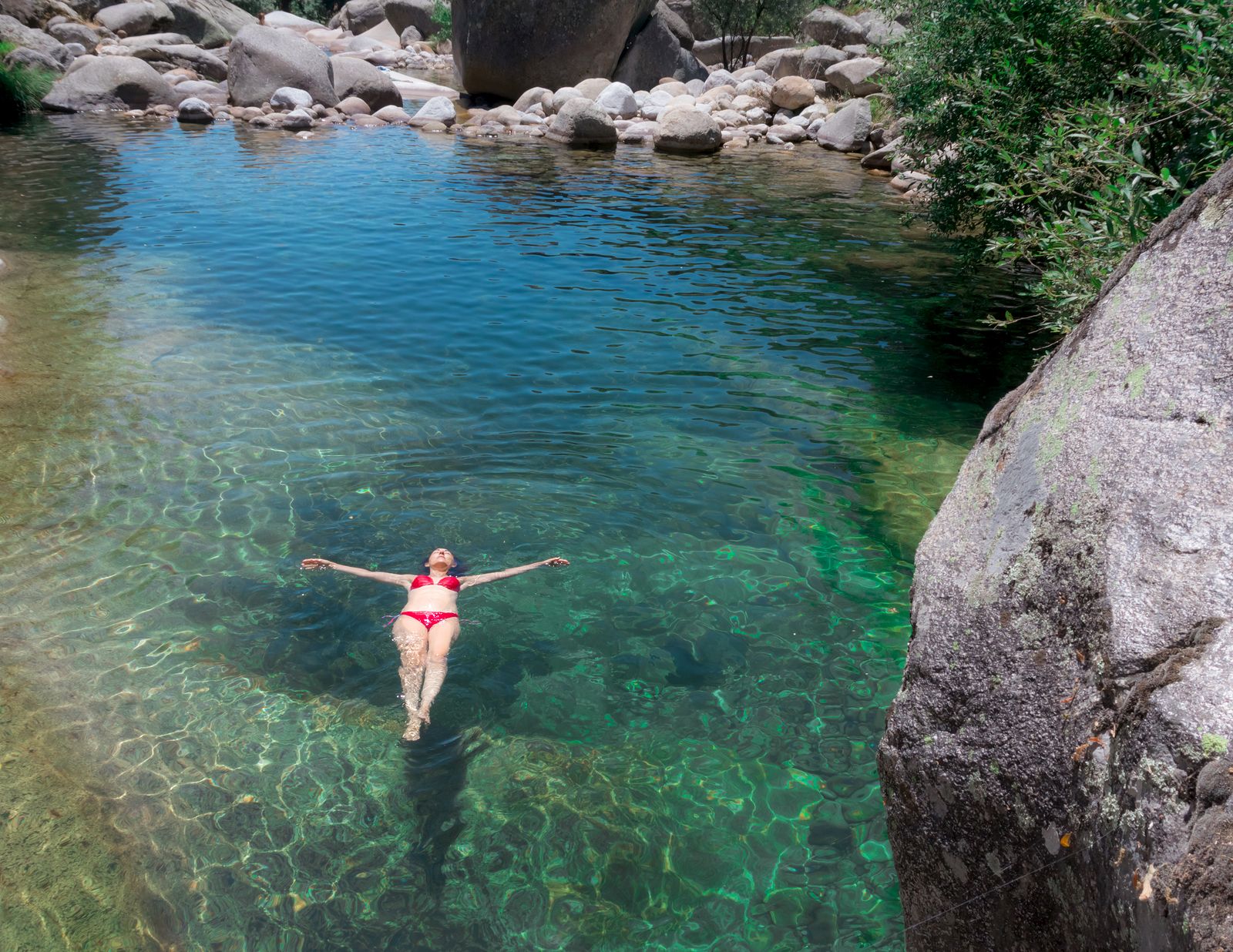 Bañarte en agua fría con precaución te levanta el ánimo