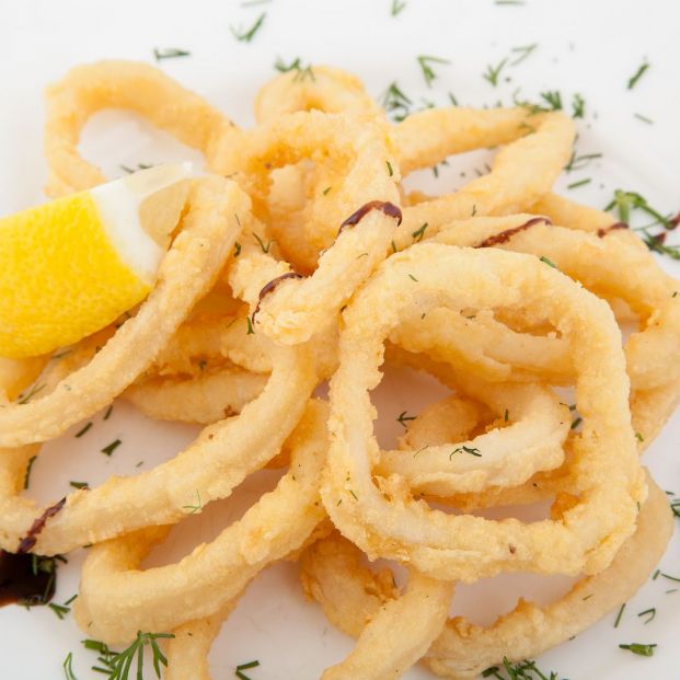 Plato de calamares fritos típicos de Málaga