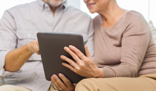 Talleres de formación digital para mayores de 50 años en varios municipios de Pontevedra (Bigstock)
