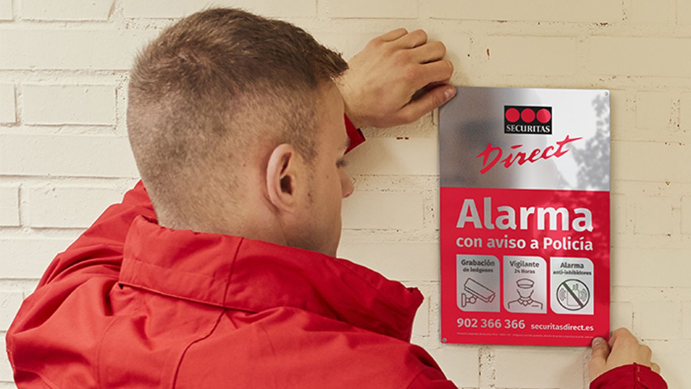 Poner una placa o pegatina de alarma sin tener el servicio contratado puede costarte una multa. Securitas Direct.