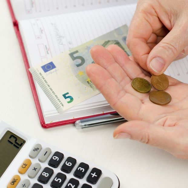 bigstock euros ahorro mujer