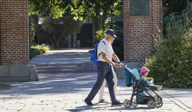 Seis de cada diez familias españolas recurren a los abuelos para cuidar de los hijos (Europa Press)