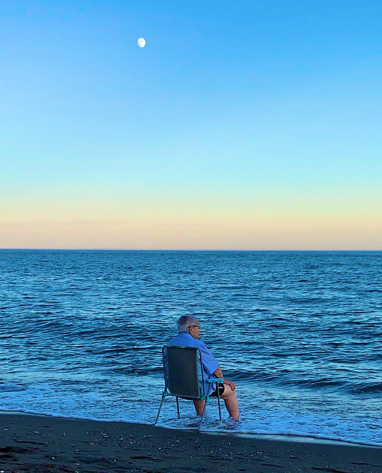 La intrahistoria de la foto viral de un hombre mayor llorando frente al mar