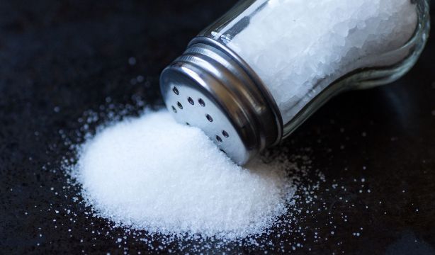 Olvídate del salero o tendrás este problema en la piel