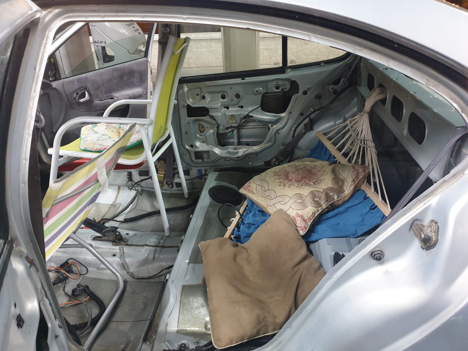 Interceptado un coche que tenia sillas de playa y una hamaca en lugar de asientos