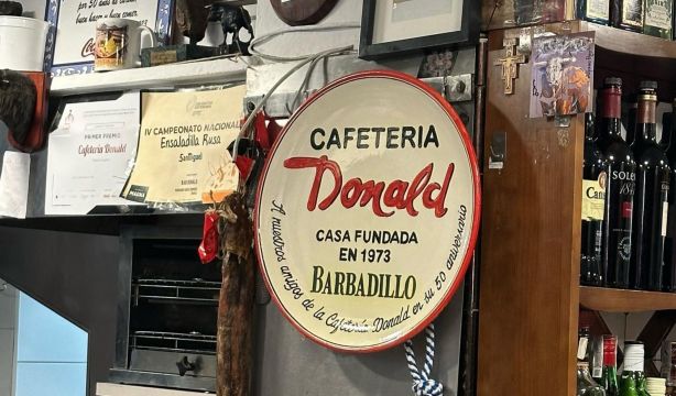 Un bar en Sevilla decide contratar solo a camareros mayores de 45 años (Facebook)