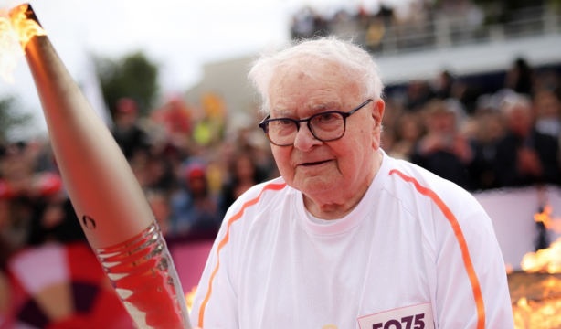 Quién es Roger Lebranchu, el exdeportista de 101 años portador de la antorcha olímpica