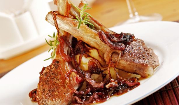 Receta de costillas de cordero con miel y cebolla y la versión gourmet con cabrito de Guadarrama. Foto: Bigstock