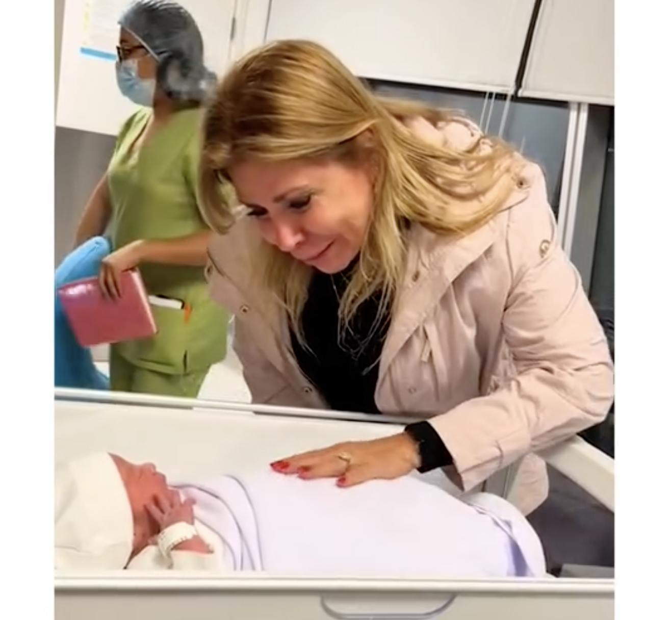 VÍDEO: La emoción de conocer a tu primera nieta VÍDEO: La emoción de conocer a tu primera nieta