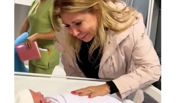 VÍDEO: La emoción de conocer a tu primera nieta