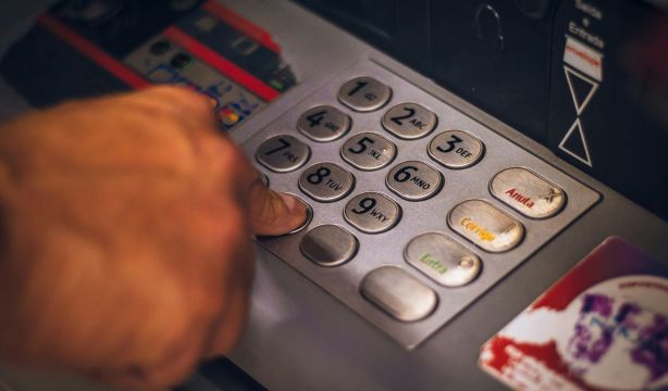 El Banco de España aclara cuál es el máximo que pueden cobrarte por una transferencia