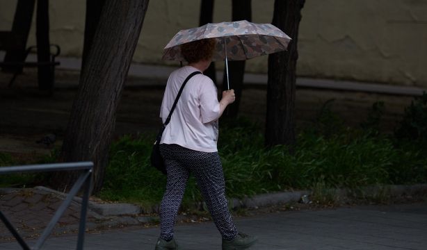 La alerta por lluvias y las temperaturas frescas propias de abril seguirán hasta el jueves