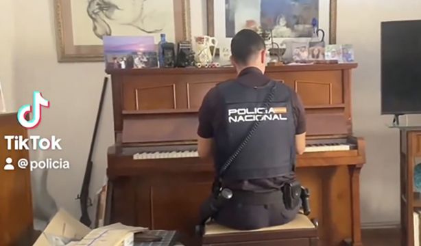 La historia más bonita del día: una artista de 84 años, un robo y un policía que toca el piano