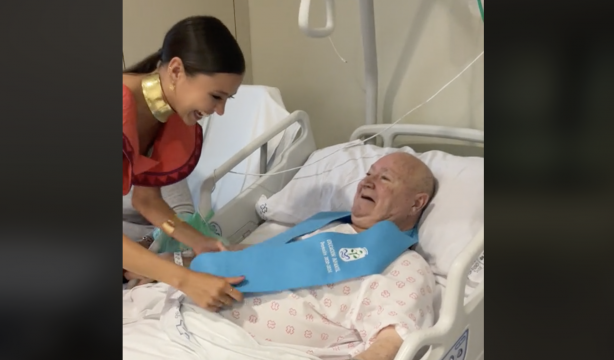 VÍDEO: Se gradúa y se va directa al hospital a compartir su alegría con sus abuelos