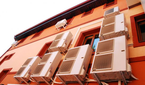 ¿Está permitido instalar un aire acondicionado en la fachada del edificio?