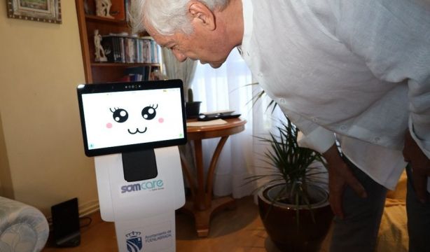 Así es TEMI, el robot de asistencia a personas mayores que recuerda la medicación y da conversación (Ayuntamiento de Fuenlabrada) Así es TEMI, el robot de asistencia a personas mayores que recuerda la medicación y da conversación (Ayuntamiento de Fuenlabrada)