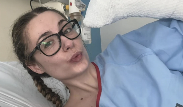 Amputan las manos y pies a Carla, de 25 años, por una bacteria