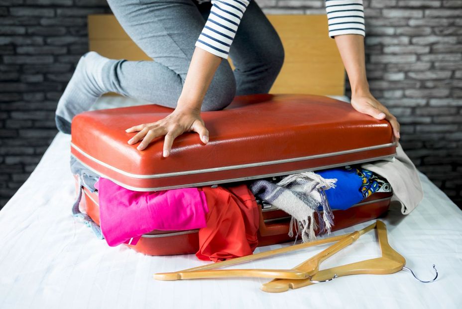 El truco para que te quepa más ropa en la maleta este verano