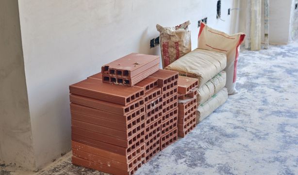 El uso de hueso de oliva triturado en la construcción de los edificios mejora su aislamiento térmico