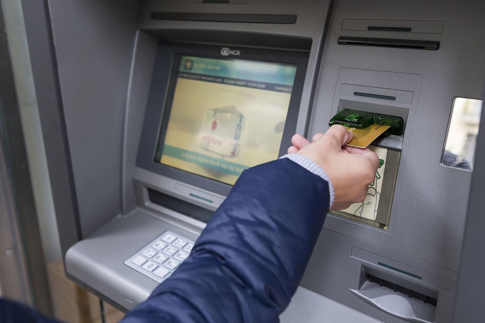 Cuidado: de esta forma están robando a los mayores en los cajeros automáticos