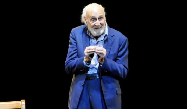 Héctor Alterio regresa al teatro con su obra más personal: "He apostado por esto y creo que acerté"