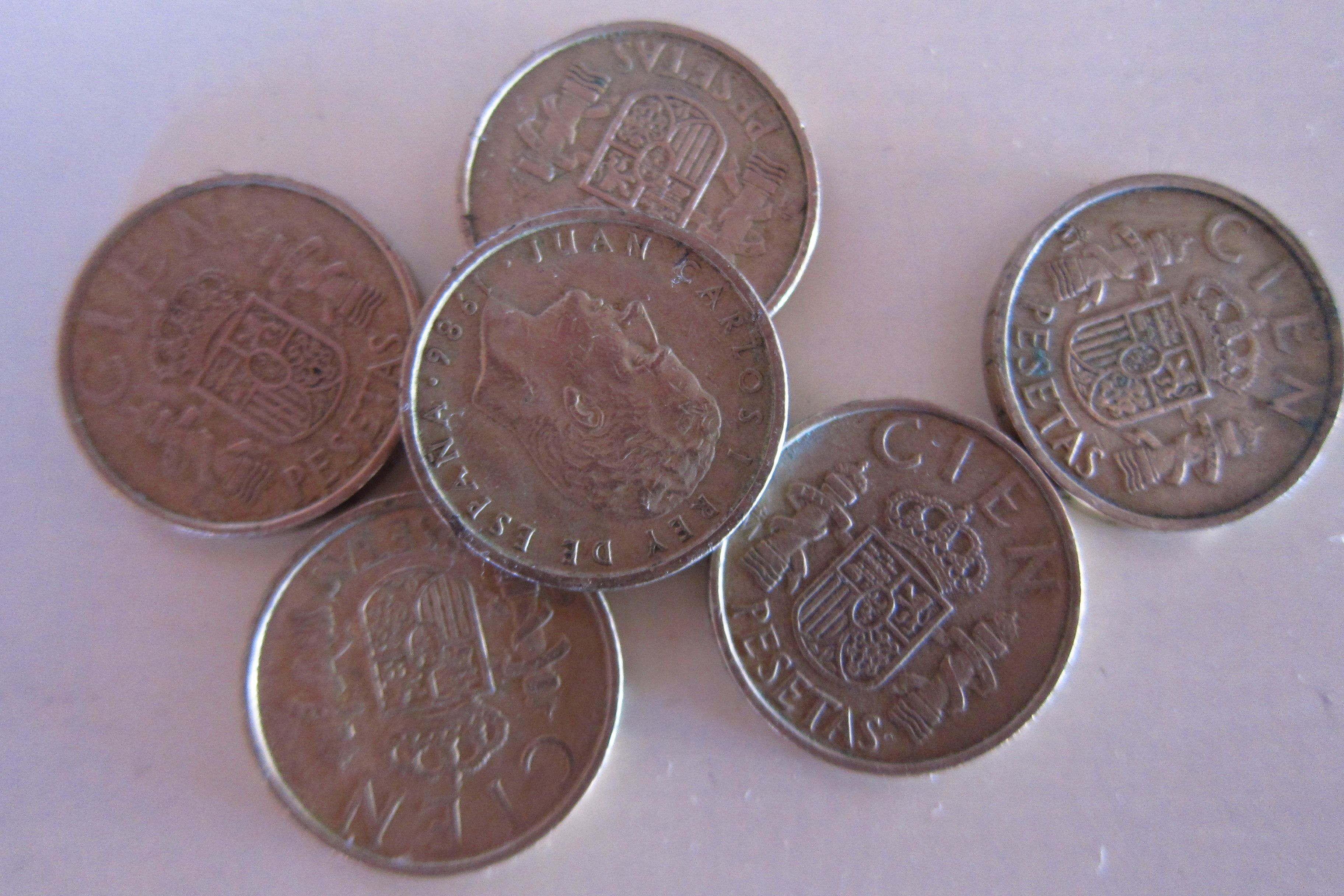 Un hombre tiene más de un millón de pesetas en monedas y no quiere cambiarlas