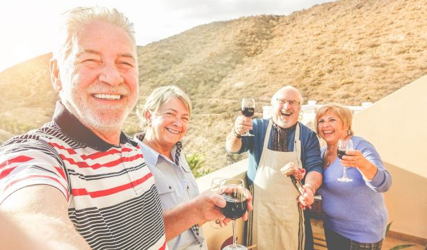Las personas mayores en España son más felices que las jóvenes, según la ONU