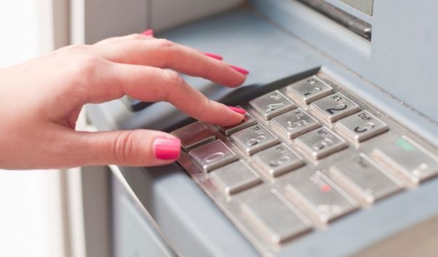¿Me pueden cobrar comisión por retirar dinero en efectivo en el extranjero? (Europa Press)
