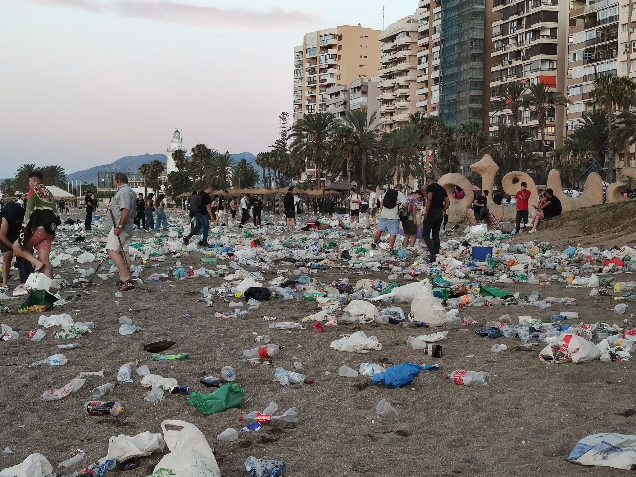Así amanecieron las playas de Málaga tras la noche de San Juan Así amanecieron las playas de Málaga tras la noche de San Juan