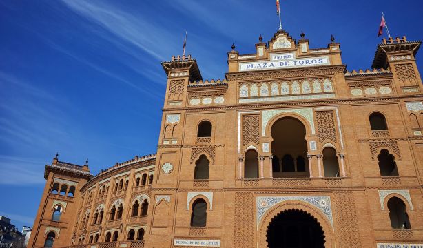 Cénate las Ventas: ambiente taurino y gastronomía regional madrileña en las noches de verano. Bigstock 