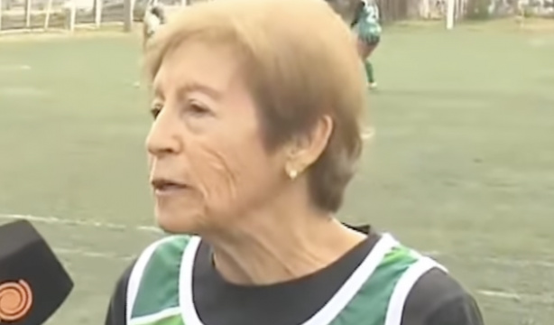 VÍDEO: Tiene 82 años y juega así de bien al hockey hierba