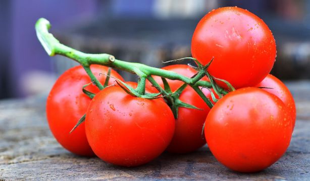El truco viral para cortar muchos tomates cherry a la vez (Bigstock)