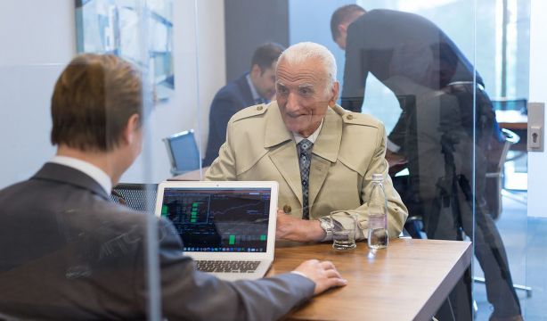 Los mayores exigen a la banca atención personalizada, formación y simplificar la operativa digital. Foto: bigstock