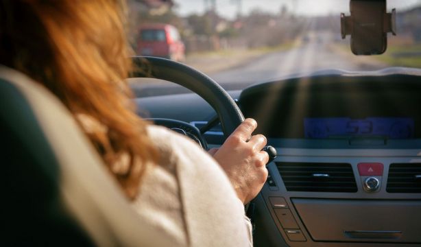 Cómo y cuándo funciona la caja negra, el nuevo dispositivo obligatorio que deben llevar los coches
