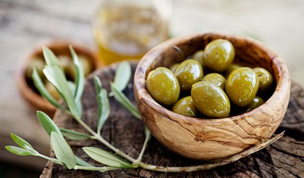 No tires los huesos de las aceitunas: así puedes reutilizarlos en el día a día