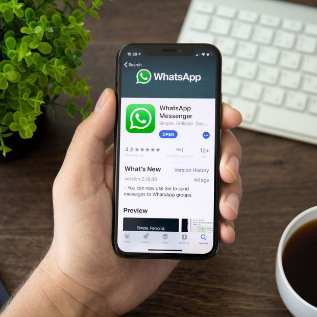 como buscar un  mensaje Whatsapp (Bigstock)