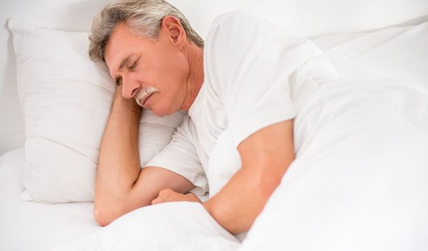 ¿Cuántas horas se deben dormir a partir de los 50 años? (BigStock)