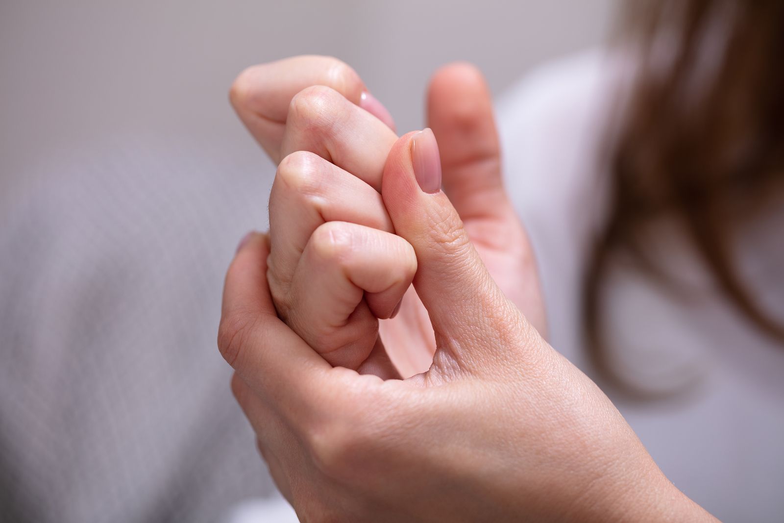 Crujir habitualmente los dedos o el cuello, ¿tiene consecuencias para la salud?