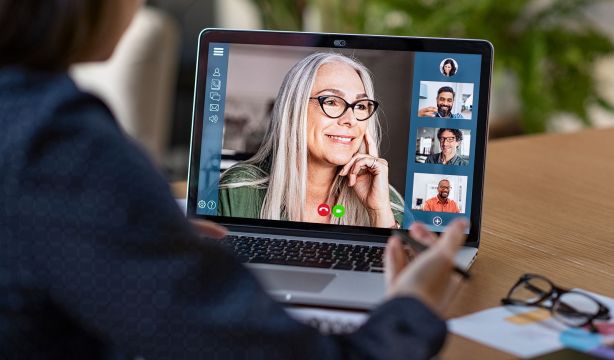 Las empresas con profesionales jóvenes y sénior retienen mejor el talento y son más productivas