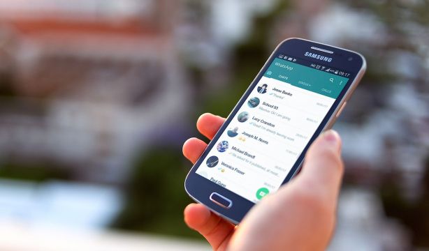 WhatsApp avisa que usuarios han instalado una versión fraudulenta que contiene un 'spyware'