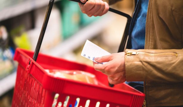 El 50% de los hogares asegura que llega justo a fin de mes y el 40% compra menos para ahorrar