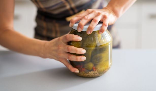 ¿Te cuesta destapar los botes de conservas? El mejor truco para abrirlos sin esfuerzo