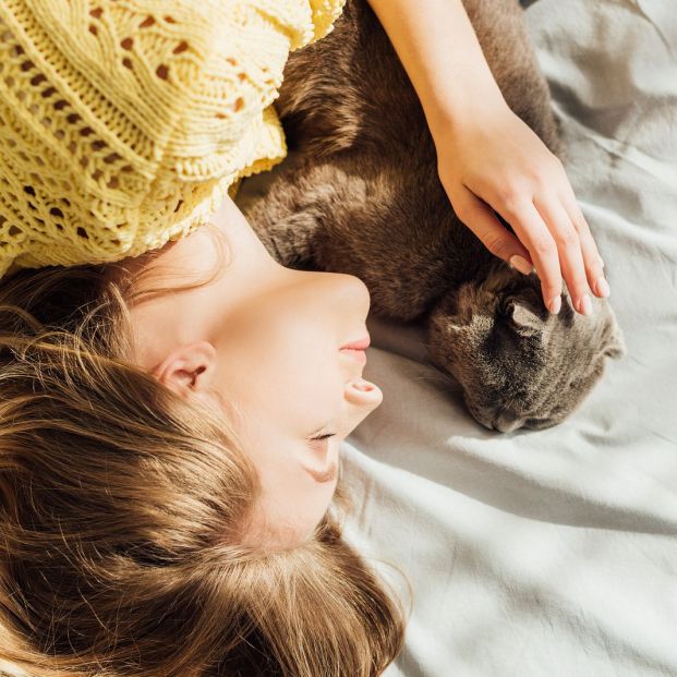 Mujer durmiendo con su gato
