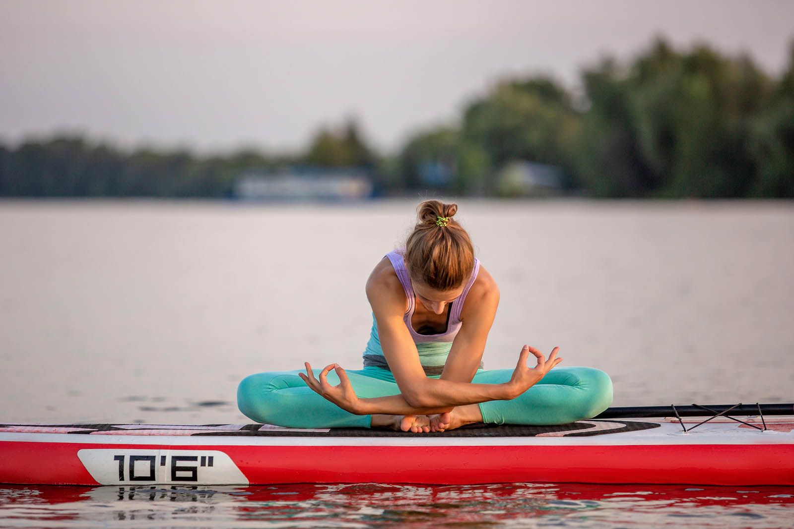 Los beneficios de practicar paddle yoga en mayores